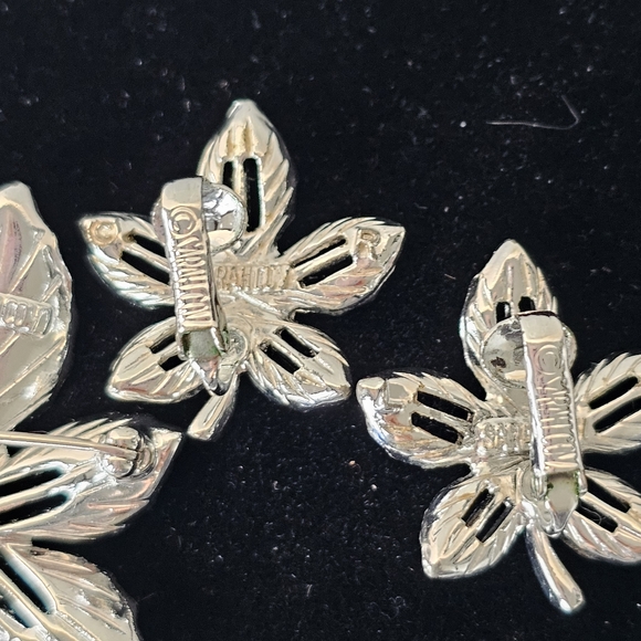 Vintage Signed Sarah Coventry Silver Tone Leaf Brooch and Clip Earrings Set - Picture 6 of 6